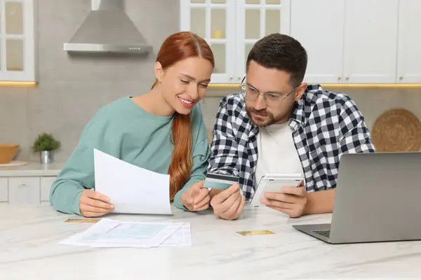Casal Com Cartão Crédito Calculando Impostos Para Pagamento Line Mesa — Fotografia de Stock