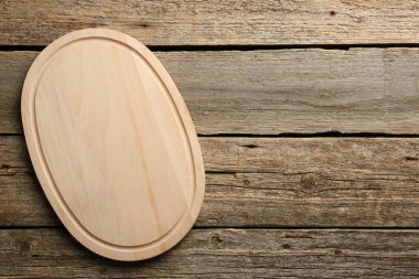 Eski ahşap masada yeni bir tahta, üst manzara. Metin için boşluk