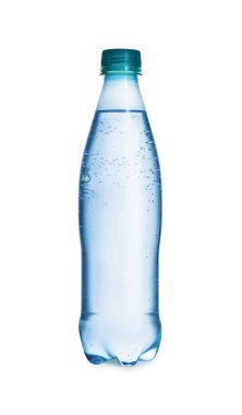 Beyaza izole edilmiş soda dolu plastik bir şişe.