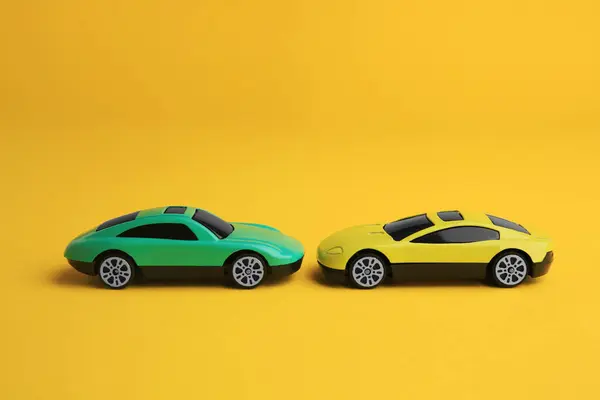 Helle Autos Auf Gelbem Hintergrund Kinderspielzeug — Stockfoto