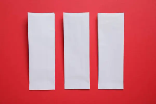 赤い背景 平らな層の3つの白いペーパー袋 テキスト用スペース — ストック写真