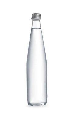 Bir cam şişe temiz suyla beyaz üzerine izole edilmiş.