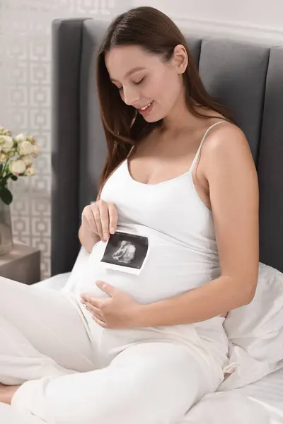 Έγκυος Γυναίκα Υπερηχογράφημα Εικόνα Του Μωρού Στο Κρεβάτι Εσωτερικούς Χώρους — Φωτογραφία Αρχείου