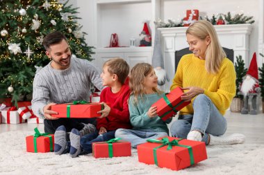 Mutlu aile ile Noel hediyeleri evde