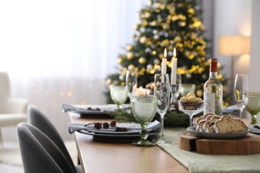 Noel sofrası dekorasyonu ve bulaşık takımlarıyla dolu.