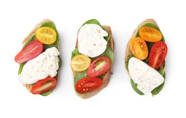 Burrata peynirli ve domatesli leziz sandviçler.