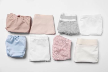 Beyaz arka planda katlanmış kadın iç çamaşırları, düz yatış