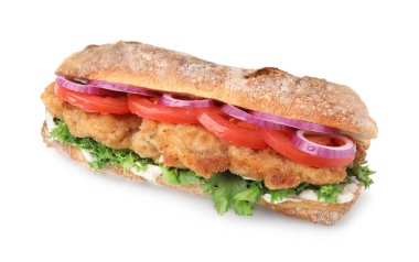 Beyaz üzerinde şnitzel bulunan lezzetli bir sandviç.