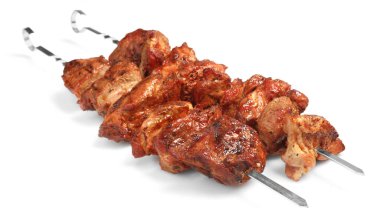 Lezzetli şiş kebaplı metal şiş kebaplar.