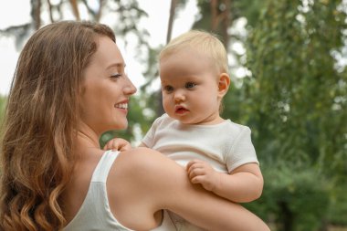 Anne ve tatlı bebeği dışarıda vakit geçiriyorlar.