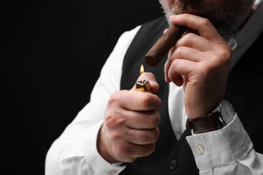Siyah arka planda puro yakan adam, yakın plan. Metin için boşluk