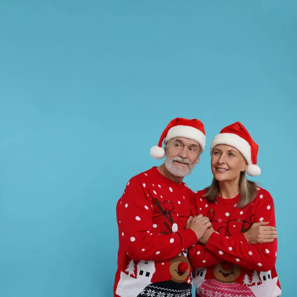 Couple Aîné Pulls Noël Chapeaux Père Noël Sur Fond Bleu — Photo