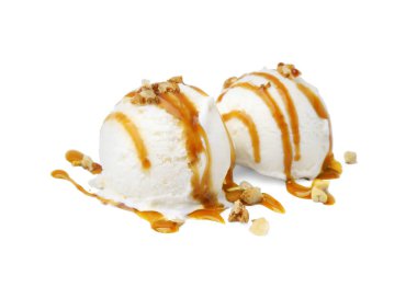 Karamel soslu dondurma ve beyaz üzerine izole edilmiş fındık.