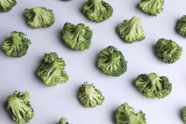 Veel Verse Groene Broccoli Stukken Witte Ondergrond Bovenaanzicht — Stockfoto