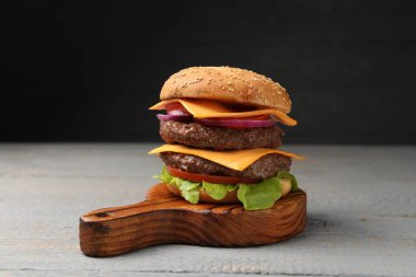 Et pirzolası, peynir, sebze ve marullu lezzetli bir hamburger.