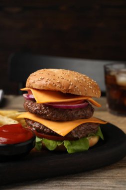 Köfteli lezzetli burger, peynir, sebze ve marul, ahşap masa, yakın plan.