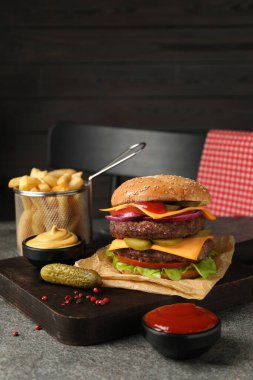 Et pirzolası, patates kızartması ve soslu lezzetli hamburger, mesaj için yer.