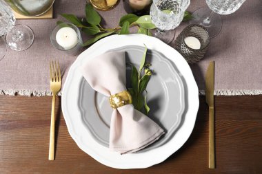 Çiçek desenli, düz yataklı güzel bir masa.