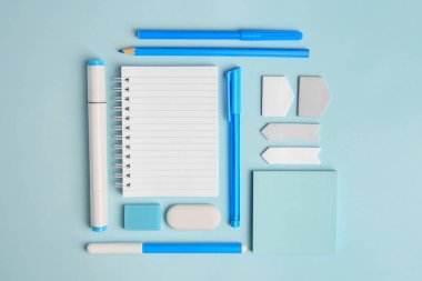 Açık mavi arka planda farklı okul kırtasiyesi, metin için yeri olan düz bir yer. Okula geri dön.