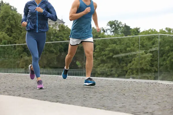 Sağlıklı bir yaşam tarzı. Dışarı koşan sportif bir çift, yakın plan. Metin için boşluk