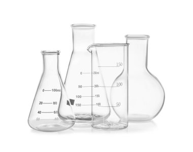 Birçok laboratuvar şişesi ve deney şişesi beyaza izole edilmiş.