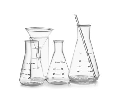 Farklı boş laboratuvar camları beyaza izole edilmiş.