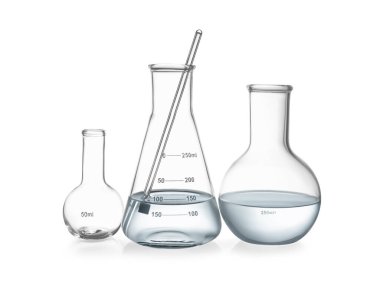 Su ve karıştırıcı çubukla izole edilmiş cam mataralar.