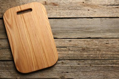 Eski ahşap masada yeni bir tahta, üst manzara. Metin için boşluk