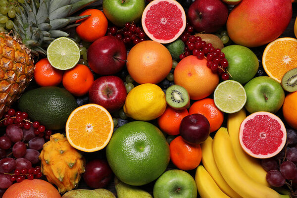 Различные спелые фрукты и ягоды в качестве фона, вид сверху