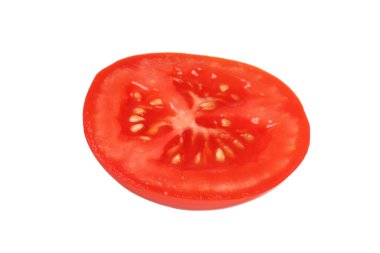 Beyaz üzerine izole edilmiş taze olgun domates dilimi.