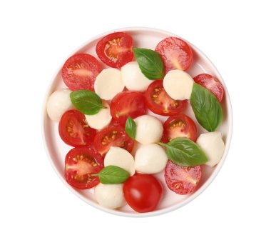 Domatesli lezzetli Caprese salatası, mozzarella ve fesleğen beyaza izole edilmiş.