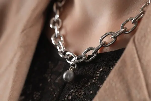Kobieta Stylowym Metalowym Łańcuszku Wisiorkiem Zbliżenie Luksusowa Biżuteria — Zdjęcie stockowe