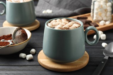 Koyu gri ahşap masada servis edilen lokum aromalı sıcak çikolata, yakın plan.