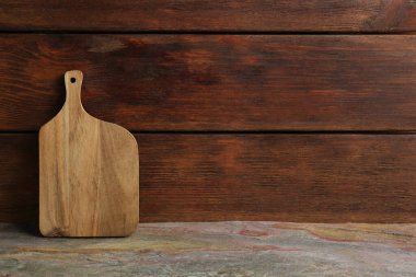 Tahta kesme tahtası ahşap duvarın yanında, metin için boşluk