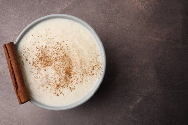 Kahverengi masada tarçınlı leziz irmik pudingi. Metin için boşluk