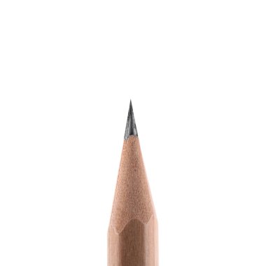 Beyaza izole edilmiş keskin bir grafit kalem.