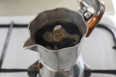 Moka pot 'ta fırında aromatik kahve demlemek, yakın çekim.