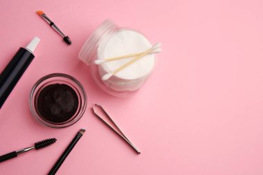 Kına ve pembe arka planda aletlerle düz kompozisyon. Metin için boşluk