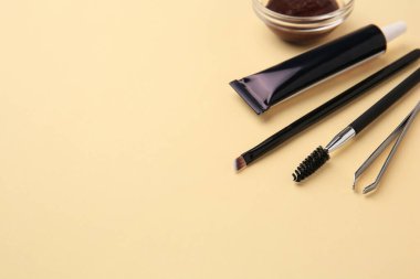 Kına ve bej arka planda aletler. Metin için boşluk