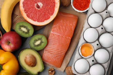 Kahverengi masa üzerinde bir sürü farklı ürün var. Serotoninin doğal kaynakları