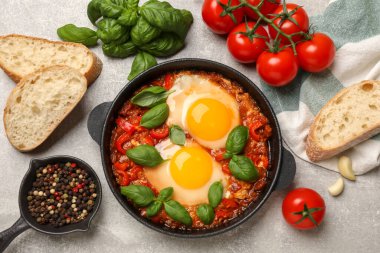 Lezzetli Shakshuka açık gri masada servis edilir.