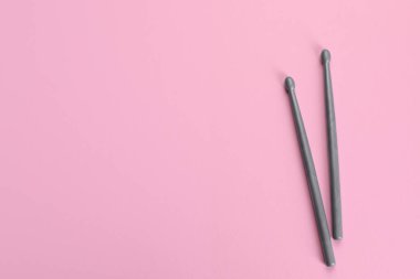 Pembe arka planda iki gri but, üst manzara. Metin için boşluk