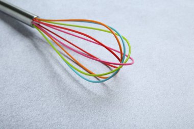 Gri masada parlak çırpı, yakın plan. Metin için boşluk