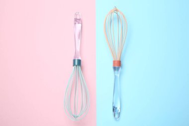 Renk arkaplan üzerinde iki çırpma, üst görünüm