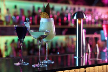 Barda farklı taze alkollü kokteyller var. Metin için boşluk