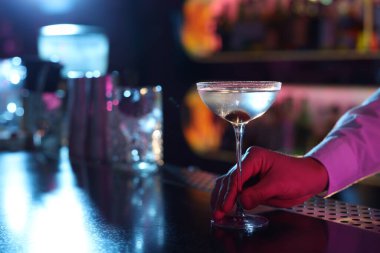 Barda taze Martini kokteyli olan barmen, yakın plan. Metin için boşluk