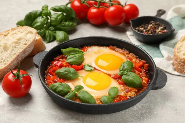 Lezzetli Shakshuka açık gri masada servis edilir.