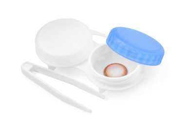 Beyaz üzerine izole edilmiş renkli lens ve cımbız vakası