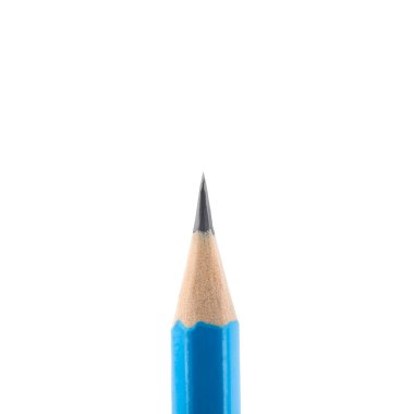 Beyaza izole edilmiş keskin bir grafit kalem.