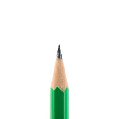 Beyaza izole edilmiş keskin bir grafit kalem.